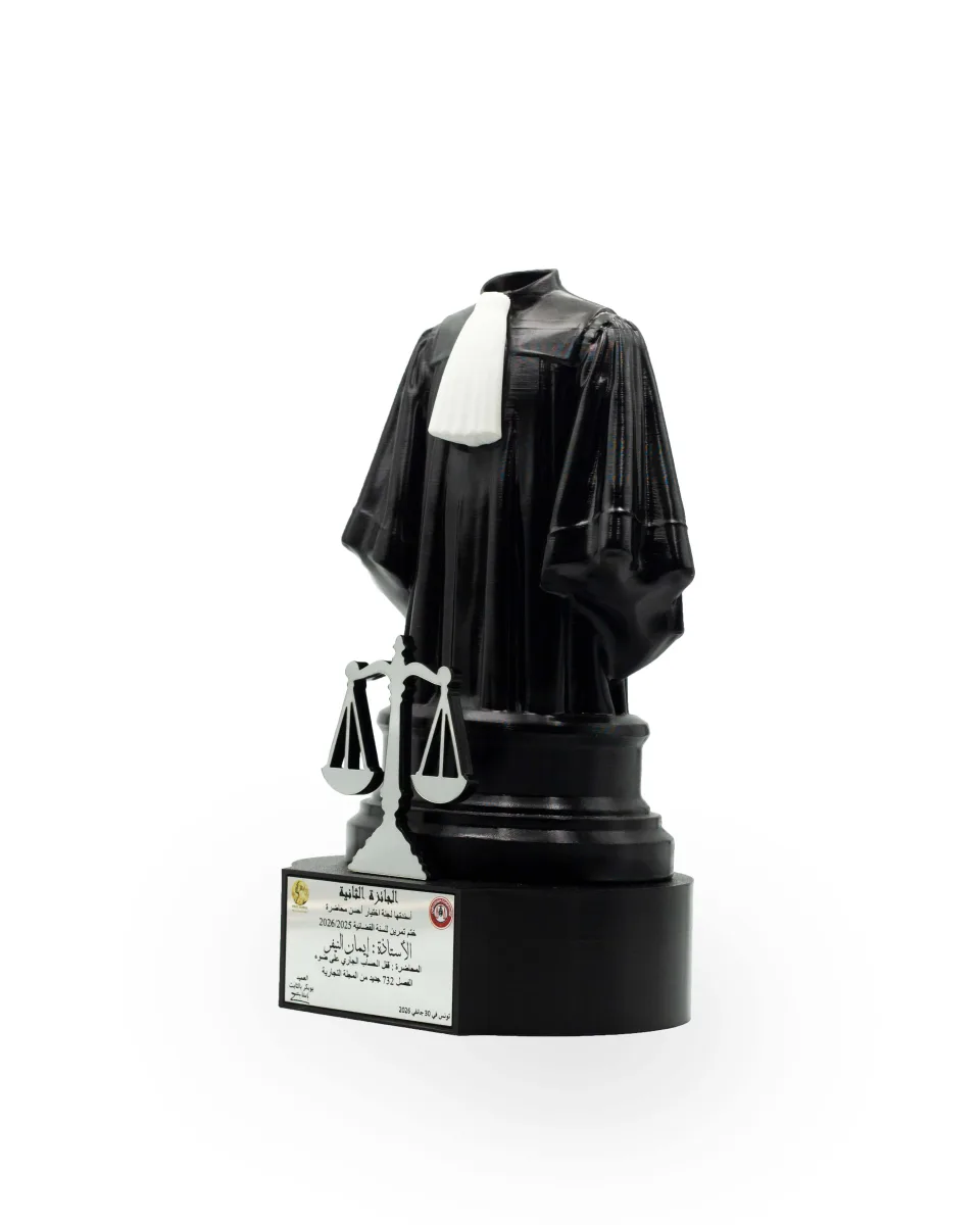 Robe d'avocat noire sculptée en 3D, balance argentée à ses pieds, sur socle noir avec plaque gravée