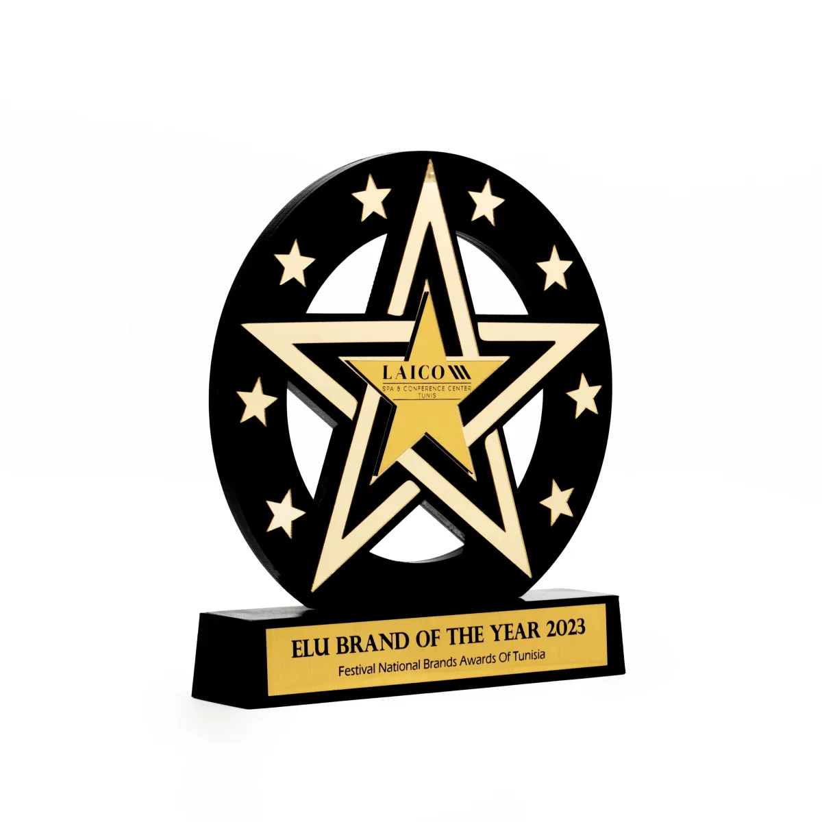 Étoile noire et or dans un cercle étoilé, « ELLI Brand of the Year 2023 »